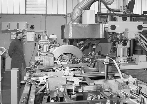 Ligne de production Comac dans le hangar de Via Garofoli à San Giovanni Lupatoto