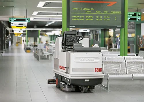 Lancement de l’autolaveuse autoportée Comac C85, au travail dans un aéroport